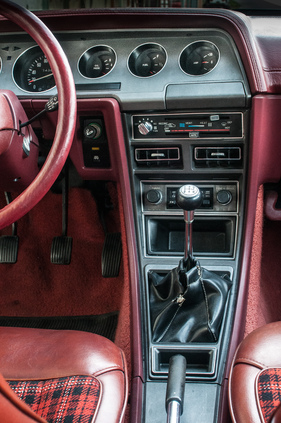 Mitsubishi Sapporo 2000 GS/R (1979) - das Instrumentenbrett geht direkt in die Mittelkonsole über