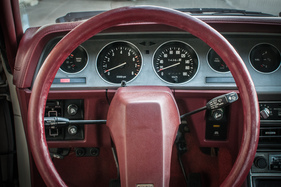 Mitsubishi Sapporo 2000 GS/R (1979) - das Lenkrad verdeckt zwei Instrumente, Geschwindigkeit und Drehzahl sind aber gut sichtbar