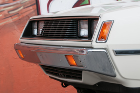 Mitsubishi Sapporo 2000 GS/R (1979) - der Kühlergrill sitzt vertieft in einer Höhle