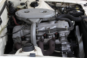 Mitsubishi Sapporo 2000 GS/R (1979) - unter dem grossen Luftfilter sitzt der Fallstrom-Doppelvergaser