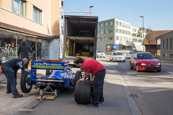 Mitten auf dem Gehsteig in Binningen gab es einen weiteren Boxenstopp, um wieder zurück auf die breiten Walzen zu wechseln.