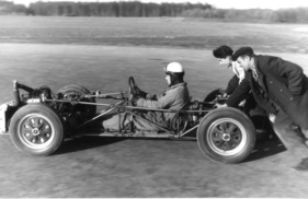 Mitter-DKW Formel Junior (1961) - Gerhard Mitter bei Testfahrten mit dem unverkleideten Rennwagen nach Fahrwerksverbesserungen Mitter-DKW Formel Junior (1961) - Gerhard Mitter bei Testfahrten mit dem unverkleideten Rennwagen nach Fahrwerksverbesserungen