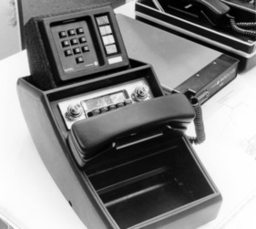 Mobiltelefon der ersten Generation - Drucktasten und moderne Elektronik beim Natel - Genfer Automobilsalon 1979