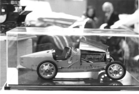 Modellauto-Präsentation mit einem sehr gut gemachten Bugatti 35 im Massstab 1 zu 8 von Art Collection Auto - Genfer Automobilsalon 1976