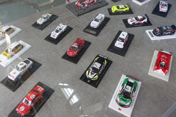 Modellautos fehlen natürlich nicht – Sonderausstellung "Big in Japan" in der Autoworld Brüssel