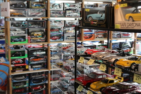 Modellautos in verschiedenen Massstäben - Oldtimer- und Teilemarkt Fribourg 2019