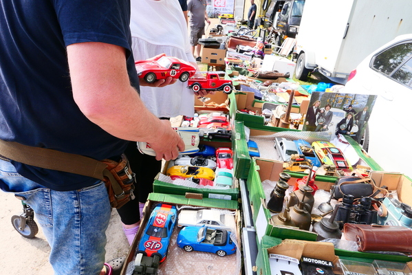 Modellautos, soweit das Auge reicht. Mercedes Flügeltürer und Ferrari GTO gehen immer. – Bockhorner Oldtimermarkt 2025