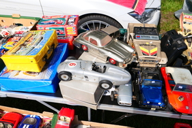 Modellautos, soweit das Auge reicht. Mercedes Flügeltürer und Ferrari GTO gehen immer. – Bockhorner Oldtimermarkt 2025