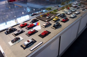 Modellautos von Porsches aus 75 Jahren – in der Ausstellung "Porsche Driven by Dreams"