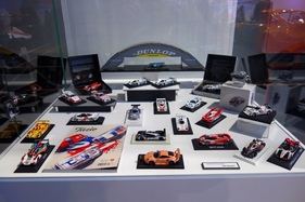 Modellautos von Rennwagen – in der Ausstellung "Porsche Driven by Dreams"