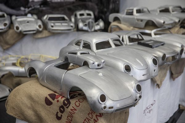 Modelle rarer Sportwagen im Rohzustand - Retro Classics Stuttgart 2017