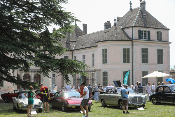 Bild: "Modern Icons" vor dem Schloss - Concours d'Elégance Suisse Château Coppet 2023