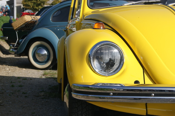 Modern: Signalfarbe, senkrechte Scheinwerfer und "Eisenbahnschienen" kennzeichen den Käfer der Siebzigerjahre – Albisgütli Classic Cars & Bikes Oktober 2023