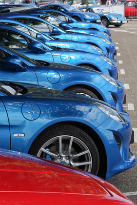 Moderne Alpine A110 in Blau, in Reih' und Glied - 1ère Rencontre Franco-Suisse Alpine 2019