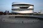 Moderne Architektur des Mercedes-Museums in Stuttgart