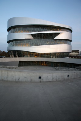 Moderne Architektur des Mercedes-Museums in Stuttgart