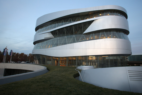 Bild: Moderne Architektur des Mercedes-Museums in Stuttgart