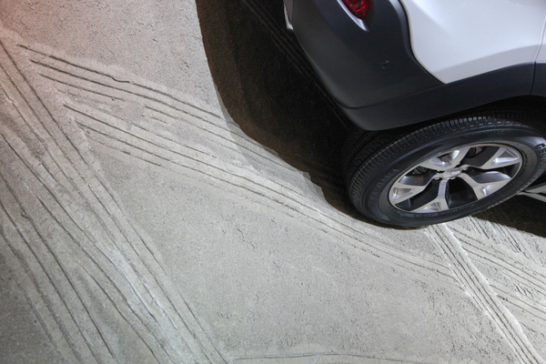 Moderne Ausstellungstechnik - simulierter Sand, garantiert staubtrocken - Genfer Autosalon 2017