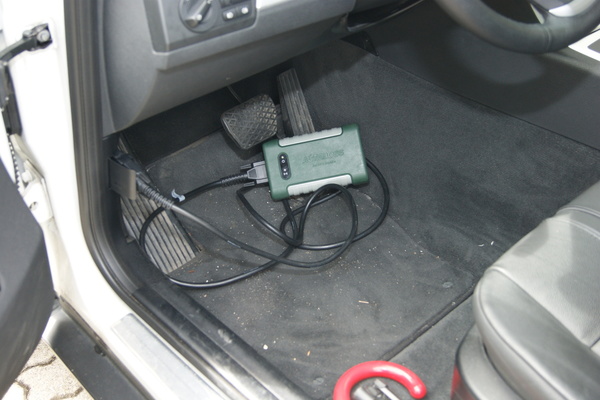 Moderne Diagnosegeräte bekommen die Daten der Steuergeräte über einen Bluetooth-Adapter übermittelt.