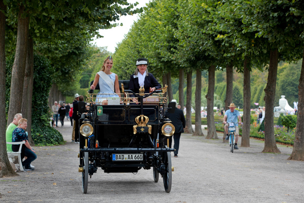 Moderne Kutsche unterwegs - Classic-Gala Schwetzingen 2020