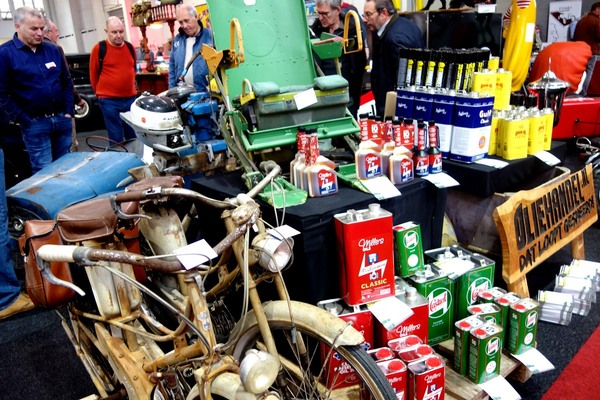 Moderne Öle in nostalgischer Verpackung – Classic Car Show Brussels 2022