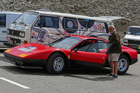 Moderne Zeiten: 2025 fahren nicht mehr ausschliesslich Playboys einen Ferrari 512 Berlinetta Boxer – und die Flower-Power-Livrée ist nicht mehr einzig dem VW-Bus T1 vorbehalten.