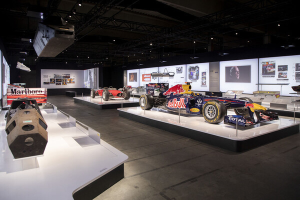 Bild Moderne und alte F1-Monoposti im Vergleich - Formel-1-Ausstellung in Wien 2024