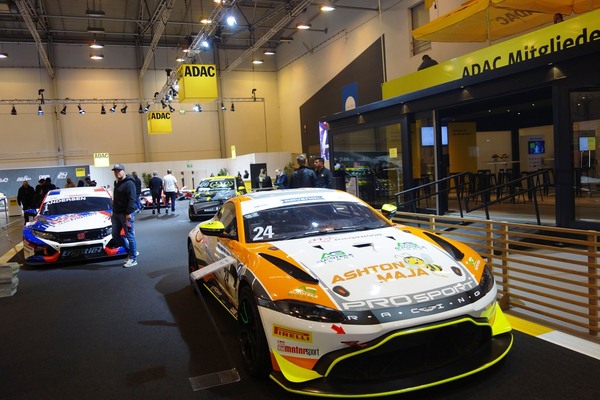 Moderner Aston Martin mit passendem Sponsor - Essen Motor Show 2022