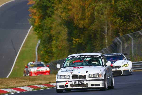 Moderner BMW im Sandwich von Youngtimern, z.B. BMW E36 318is (1991) beim 8. Lauf der VLN 2018 (50. ADAC Barbarossapreis)