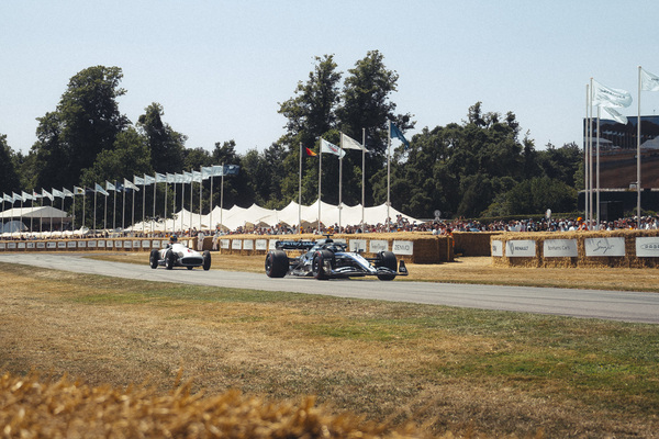 Moderner und historischer Silberpfeil von Mercedes-Benz - Goodwood Festival of Speed 2025