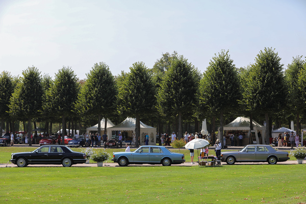 Bild Modernere Fahrzeuge der Firma Rolls-Royce in Reihe geparkt - 20. ASC Classic-Gala Schwetzingen 2024