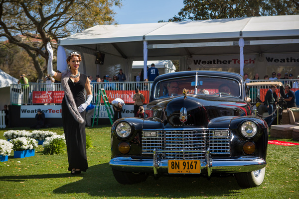 Modeschau - Mrs America neben dem Cadillac - Amelia Island Conours d'Elégance 2017