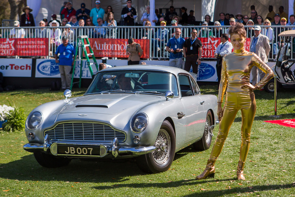 Bild Modeschau - wie aus dem Film Goldfinger - natürlich mit dem Aston Martin DB5 - Amelia Island Conours d'Elégance 2017