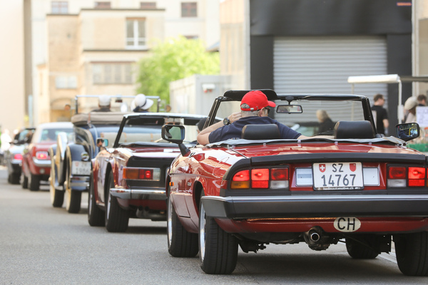 Modisches Zugeständnis an die Siebziger: schwarze Hecks bei Alfa Romeo Spider und Triumph TR6 – Older Classics Mai 2024