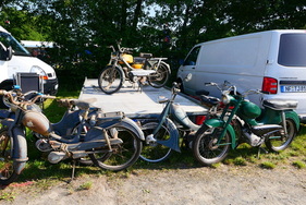 Mofas und Mopeds gibt es in Bockhorn in Hülle und Fülle und in allen Zuständen – Bockhorner Oldtimermarkt 2025
