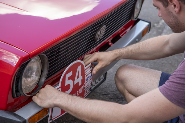 Montage der Startnummerntafel am vorderen Stossfänger – Jungfrau-Rallye 2022