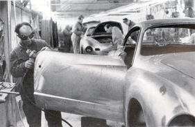 Montage des Volkswagen Typ 14 - Karmann Ghia in Schinznach Montage des Volkswagen Typ 14 - Karmann Ghia in Schinznach