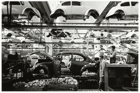 Montage im VW-Werk in Embden - gezeigt in der Fotoausstellung “Das Auto - Eine Liebesgeschichte” in der Fabrik der Künste