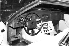 Monteverdi 375/4 Golden Executive - das Lenkrad in den Monteverdi-Fahrzeugen stammt neuerdings von BMW - am Genfer Automobilsalon 1974