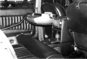 Monteverdi 375/4 Golden Executive - für die Sekretärin ist alles Nötige eingebaut worden, der Chef sitzt rechts und nippt an seinem Whisky - am Genfer Automobilsalon 1974 (1974)