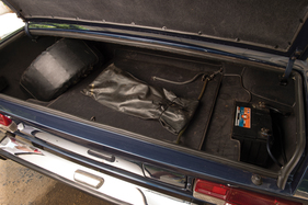 Monteverdi 375 L High Speed (1971) - Kofferraum mit Reserverad und Batterie