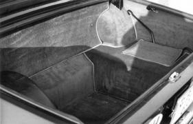 Monteverdi 375 L High Speed (1973) - Kofferraum, rechts Batteriekasten