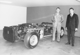 Monteverdi High Speed 375 S (1967) - Peter Monteverdi mit Mitarbeiter und Chassis 1002 (1967)