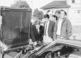 Monteverdi High Speed 375 S (1967) - Vertreter der Automobilmedien erhaschen einen Blick unter die Motorhaube von Chassis 1001