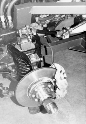 Monteverdi High Speed 375 S (1967) - Vorderradaufhängung mit aussenliegenden Scheibenbremsen