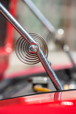 Monteverdi High Speed 375 S (1968) - die Motorhaube wird von Spiralfedern aufgehalten