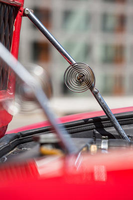 Monteverdi High Speed 375 S (1968) - die Motorhaube wird von Spiralfedern aufgehalten