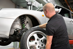 Montieren der Räder am Porsche 993, gut sichtbar die neue Bilstein-Stossdämpfer Montieren der Räder am Porsche 993, gut sichtbar die neue Bilstein-Stossdämpfer