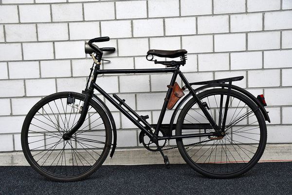 Bild: Moor Fabrikfahrrad (1950) - als Lot 111 an der Versteigerung der Oldtimer Galerie Toffen am 15. Oktober 2022