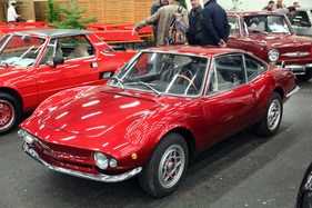 Moretti 850 Sportiva (1968) - auf Basis des 850 gebaut, in wohl nachträglich angepasster Lackierung zwischen Fiat-Verkaufsobjekten - Oldtimer- und Teilemarkt Fribourg 2014